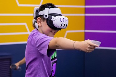 Ребенок играет в клубе виртуальной реальности BAZA VR
