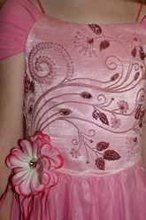 Детское нарядное платье розового цвета. Вышивка, ручная работа (бисер, пайетки производства Чехия , Италия и Япония).