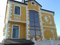 Русты и барельефы - каждая сторона фасада дома декорирована  уникально