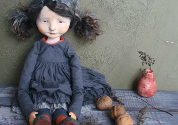 Коллекционная кукла Вера. Грустная и задумчивая.

Авторская коллекционная кукла Вера, полностью ручная работа мастера Светланы Чесноковой. Эта малышка обязательно впишется в любой интерьер.