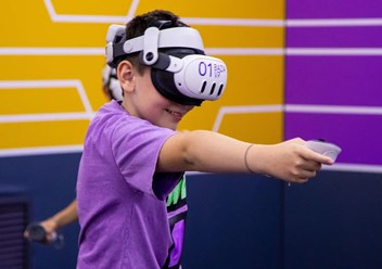 Ребенок играет в клубе виртуальной реальности BAZA VR