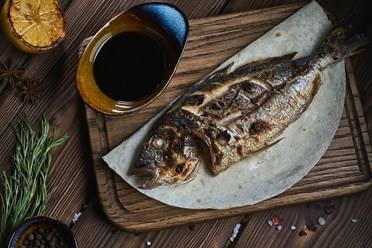 Дорадо - Средиземноморская рыба с ароматными специями, приготовленная на углях, подаётся с соусом &#171;Наршараб&#187; | https://gotovitmama.ru/shashlyki/shashlyk-iz-ryby/dorado.html