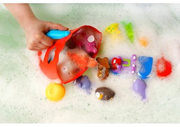 Органайзер-сортер для ванной. Яркий, удобный, интересный. Легко собрать игрушки и ополоснуть под струей воды.