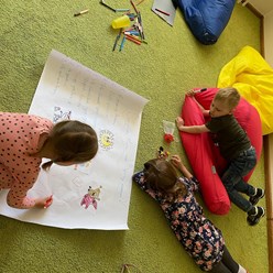 Мы учим ребят коллективной работе.