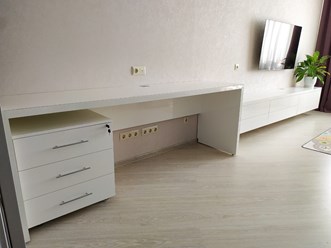 Тумба под телевизор с письменным столом
Столешница и стол выполнены из тамбурата 40 мм, покрытие пластик HPL ARPA
Тумба подкатная на три ящика с центральным замком