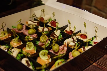 Свежие канапе готовы к встречи гостей