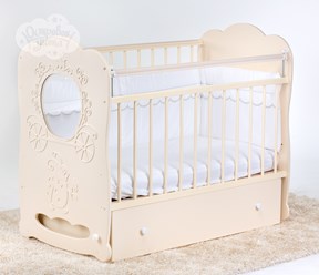 Детская кроватка &quot;Карета&quot; для новорожденных изготовлена из высококачественных экологически чистых и гипоаллергенных материалов.