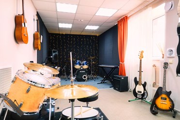 Школа музыки Анны Суворовой «ASNOVA» работает для всех тех, кто хочет стать музыкантом, вне зависимости от возраста и уровня подготовки.