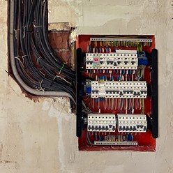 «ЛИСАР» выполняет электромонтаж на производствах – мощность без риска аварий.