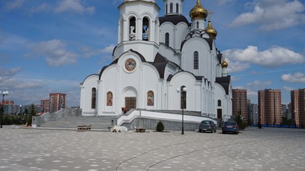 Цоколь и входная группа монастыря выполнена из гранита.