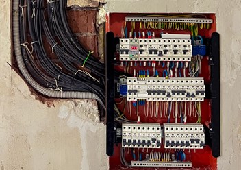 «ЛИСАР» выполняет электромонтаж на производствах – мощность без риска аварий.