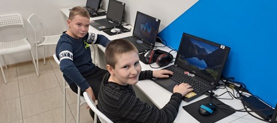 На курсах программирования в школе Codame дети изучают создание игр в Роблокс, создание web-сайтов и изучают разные языки программирования, такие как Python, C#, JavaScript