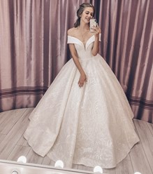 Элегантное свадебное платье с открытыми плечами и пышной роскошной юбкой