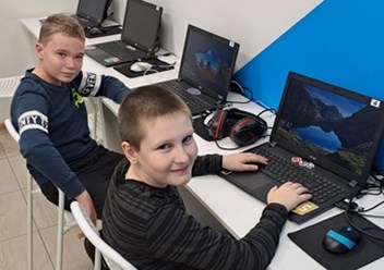 На курсах программирования в школе Codame дети изучают создание игр в Роблокс, создание web-сайтов и изучают разные языки программирования, такие как Python, C#, JavaScript