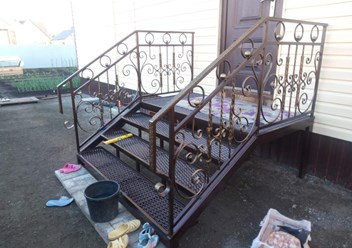 металлическая уличная лестница с коваными перилами