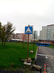 РЯДОМ С АВТОБУСНОЙ ОСТАНОВКОЙ