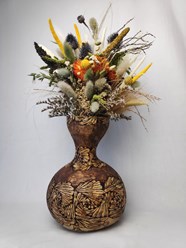 Букет из сухоцветов и стабилизированных цветов в вазе из бутылочной тыквы.