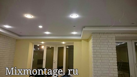 Натяжной потолок в гостинной в конструкции из гипскартона