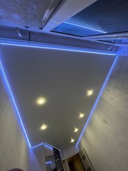 Фото натяжного потолка с подсветкой и точечными светильниками