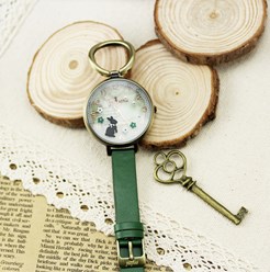 Наручные часы MN926  Винтажные часы в корпусе под состаренную латунь с оригинальной застежкой-кольцом.