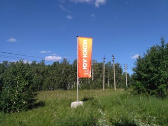 флагшток-виндер и флаг для строительной компании для обозначения строительной площадки.