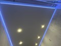 Фото натяжного потолка с подсветкой и точечными светильниками