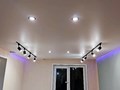 Натяжной потолок со световыми линиями и споты в гостинной