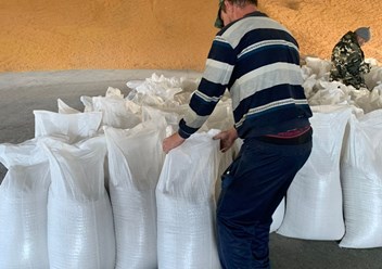 фасовка ячменя в мешки