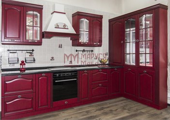 Угловая кухня красного цвета с патиной из массива. http://1mm1.ru/catalog/kitchens/classic