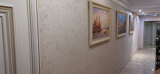 Картины маслом на стене.