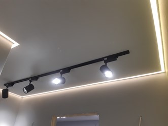 Контурный натяжной потолок с подсветкой Ако потолок 8-908-108-39-62