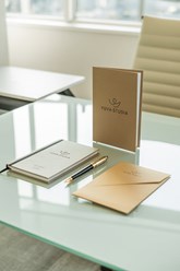 Блокноты с логотипом.
Закажите стильные блокноты с вашим фирменным логотипом — отличный инструмент для имиджа компании и незаменимый подарок клиентам и сотрудникам.