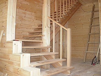 Лестница в доме из дерева