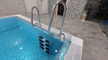 Новый объект от нашей компании - очень красивый частный бассейн в Подмосковье. Размер бассейна 8 х 3,5 метра. Глубина от 1.40м до 1,80 в глубокой зоне.