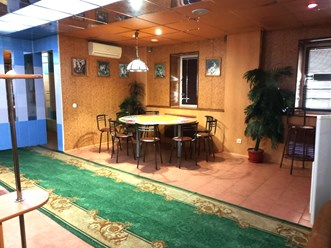 Баня - душевые и вход в парилку. справа лестница на 2 этаж с комнатами отдыха.