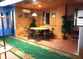 Баня - душевые и вход в парилку. справа лестница на 2 этаж с комнатами отдыха.