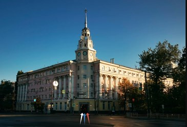 Турагентство в Воронеже на площади Ленина дом 8 - "Колокол Тревел". Центральный вход в Башню со шпилем и часами, 1 этаж.