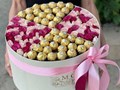 Подарочный набор. Эффектная композиция из светло-розовых роз и шоколадных конфет.