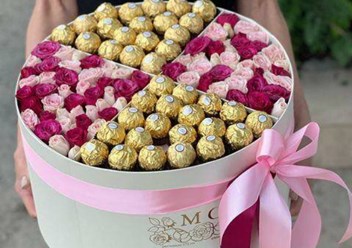 Подарочный набор. Эффектная композиция из светло-розовых роз и шоколадных конфет.