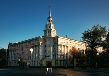 Турагентство в Воронеже на площади Ленина дом 8 - "Колокол Тревел". Центральный вход в Башню со шпилем и часами, 1 этаж.