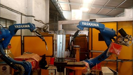 Роботизированный комплекс с двумя роботами Motoman Yaskawa AR1440