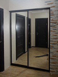 Зеркальные двери-купе в темном профиле