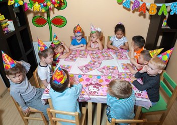 Группа детей от 3 до 5 лет. Празднование дня рождения в рамках детского сада