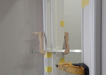 Фиксатор дверной коробки.