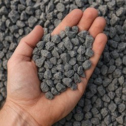 Гранитный щебень фракции 5-20 мм высокого качества. Проверка чистоты и фракционности материала перед отгрузкой. Купить щебень с доставкой по СПб.