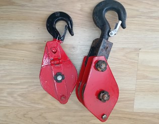 Блок однорольный с крюком.
Ось блока находится между двумя пластинами (щеками), одна из которых откидывается. Это облегчает процесс запасовки каната.