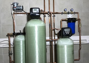 Монтаж медного трубопровода и системы очистки воды из фильтров и аэратора.
