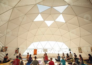 Вид изнутри купол диаметром 12 метров для йога фестиваля.