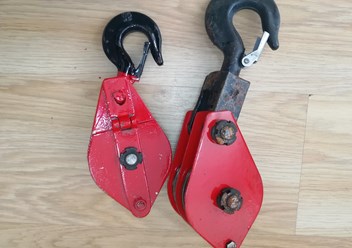 Блок однорольный с крюком.
Ось блока находится между двумя пластинами (щеками), одна из которых откидывается. Это облегчает процесс запасовки каната.