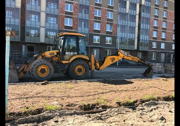 Предлагаю в аренду экскаватор-погрузчик J CB 3CX навесное оборудование: узкий и планировочный ковши, вилы и гидромолот, опытный машинист. Рассмотрим длительные или разовые заявки. Звоните 8-9916747340